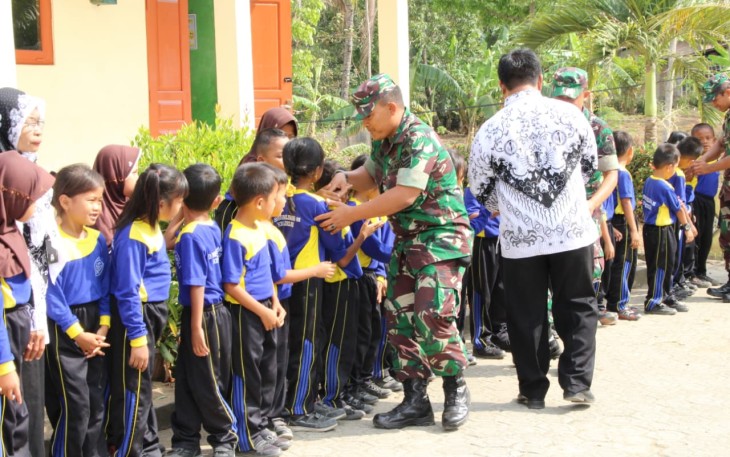 Kedatangan Tim Wasbang Di Sambut Siswa Siswi SDN 02 Cilibang