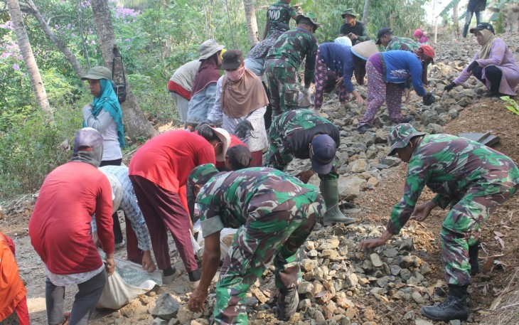 Pengabdian Satgas TMMD Kodim 0703/Cilacap Untuk Mensejahterakan Dan Mencerdaskan Warga 