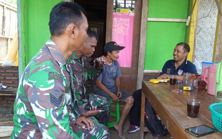 Ngopi Bareng Ala Satgas TMMD di Rumah Warga Desa