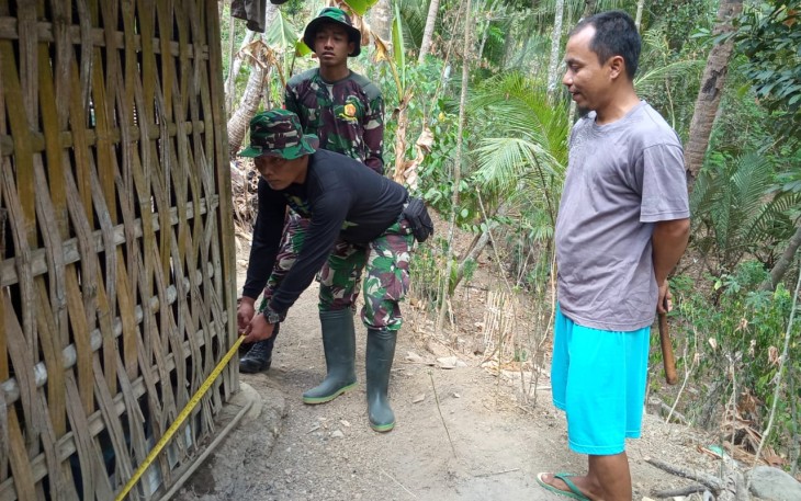 Satgas TMMD 106 Bongkar Rumah 