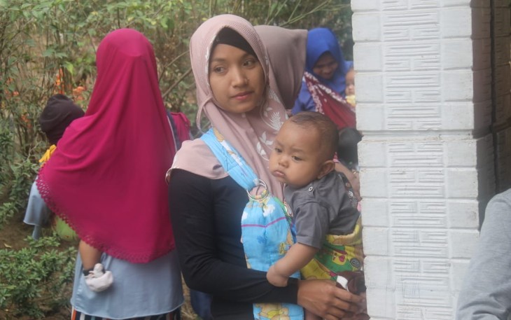 Ibu-Ibu Muda Dusun Kalirau Bawa Anaknya Imunisasi 