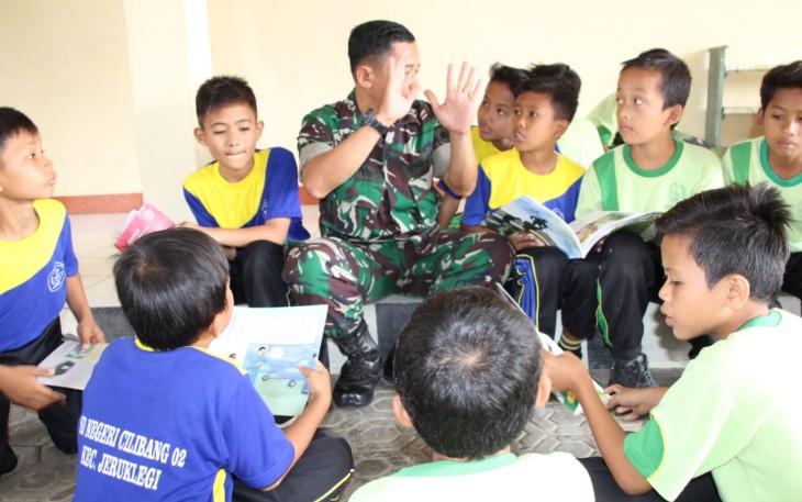 Anak-Anak Siswa SD Cilibang Senang Membaca Buku Bantuan Dari TNI