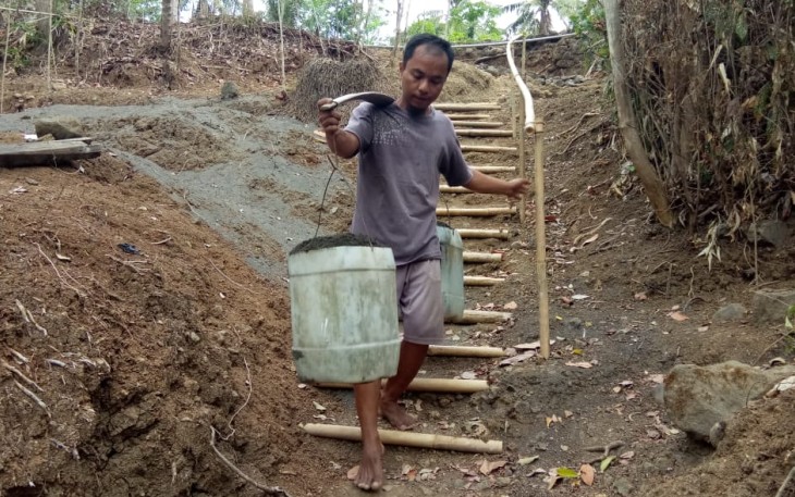 Jalan Terjal dan Curam Tak Halangi Semangat Suripto dan Satgas TMMD Jalankan Kegiatan