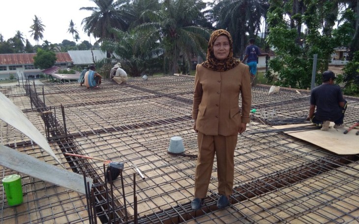 Supiani saat mengontrol langsung pembangunan