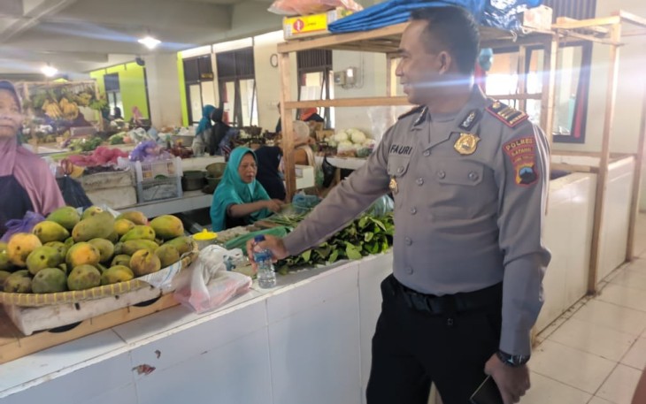 Jelang Natal dan Tahun Baru Kapolsek Batang Pantau Harga Sembako di Pasar Induk 