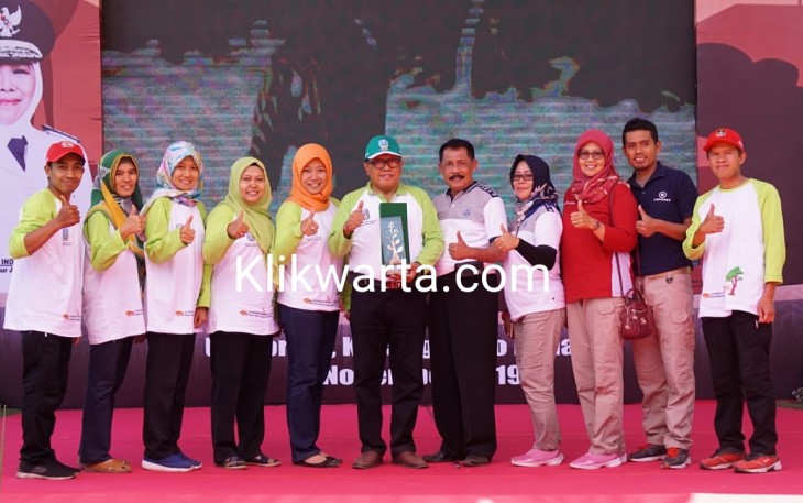 Plt Wali Kota Blitar Santoso Foto Bersama Usai Menerima Penghargaan 