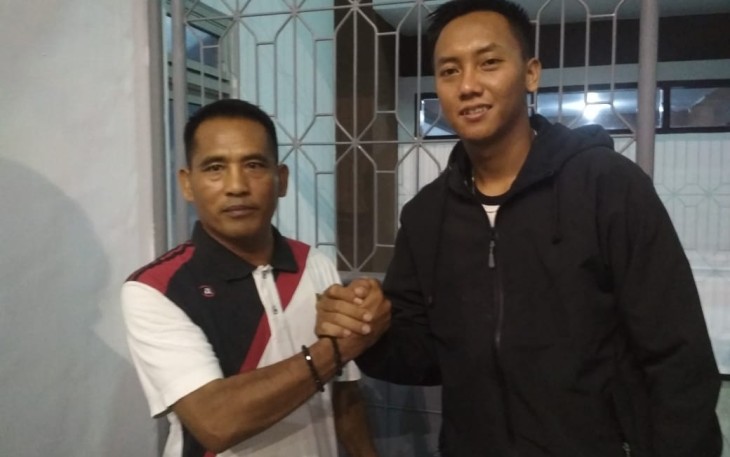 Anggota Dewan Perwakilan Rakyat Daerah Provinsi Bengkulu Dapil Mukomuko Fitri Foto Bersama Atlet Bola Voli Putra Rian Hidayat Asal Mukomuko