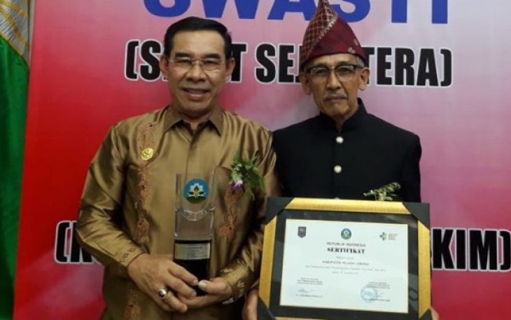 Bupati Rejang Lebong Ahmad Hijazi Usai Menerima Penghargaan 