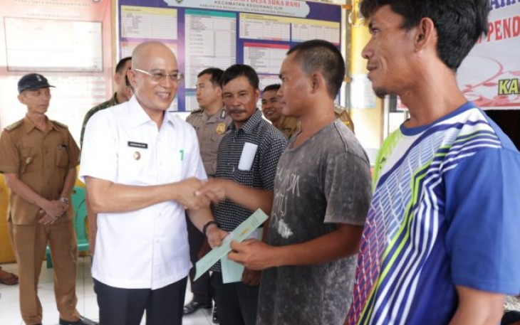 Bupati Bengkulu Selatan Gusnan Mulyadi Serahkan Ratusan Sertifikat Tanah Pada Warga Kedurang Dan Kedurang Ilir