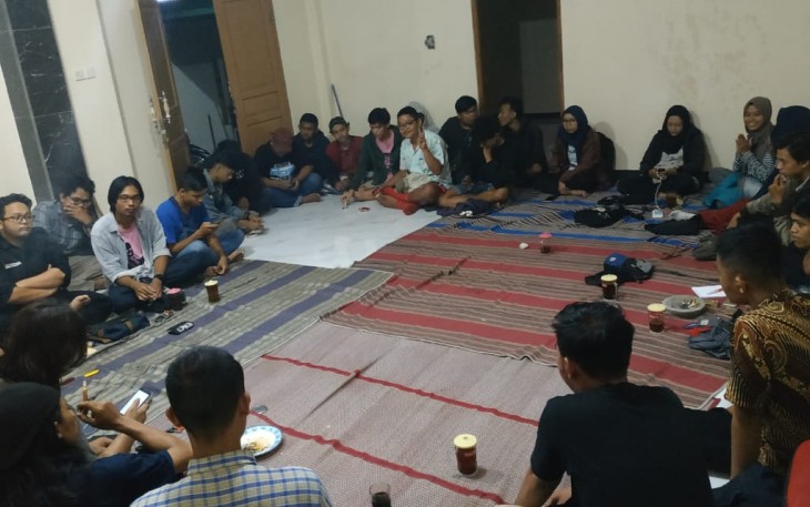 Massa dari berbagai element gerakan se-Solo Raya saat berkumpul di Sekretariat HMI Cabang Surakarta 