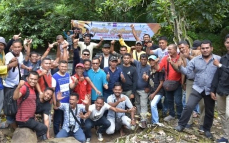 Wartawan di Kabupaten Bireueun Berfoto Ria Bersama Keluarga Besar Pegawai Humas Pemkab Dalam Ajang Media Gathering di Taman Rekreasi Whini Kulus