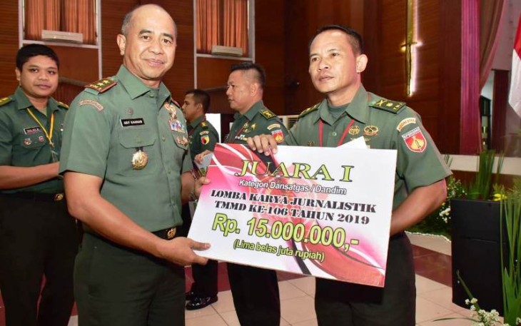 Mayjen TNI Arif Rahman menyerahkan hadiah kepada para pemenang kategori Dansatgas