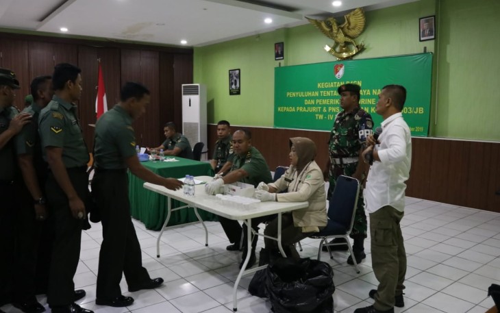 Personil Kodim 0503/JB Berikan Penyuluhan dan Tes Urine