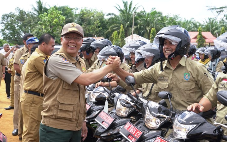 Gubernur Bengkulu Rohidin Mersyah  Bagikan Kendaraan Operasional PPL Mukomuko