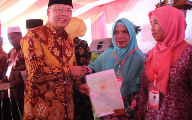 Gubernur Bengkulu Rohidin Mersyah Serahkan 499 Persil Sertifikat Tanah Pada  Warga Kampung Nelayan Sejahtera