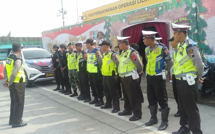 Personel Polres saat berada di salah satu Pos Pengamanan Nataru 