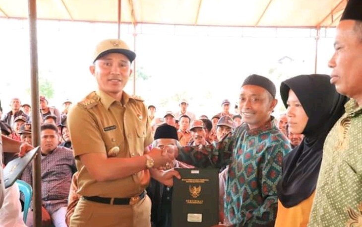 Bupati Lambar Bagikan Sertifikat ke Warga