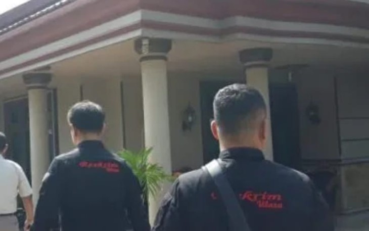 Aparat kepolisian saat meninjau lokasi