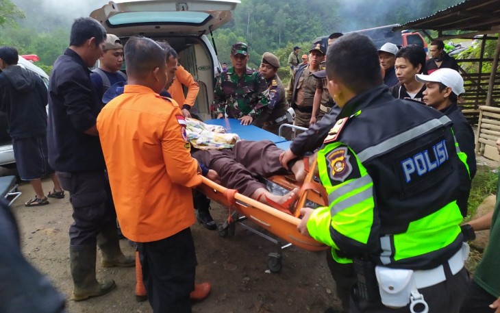 Proses evakuasi korban