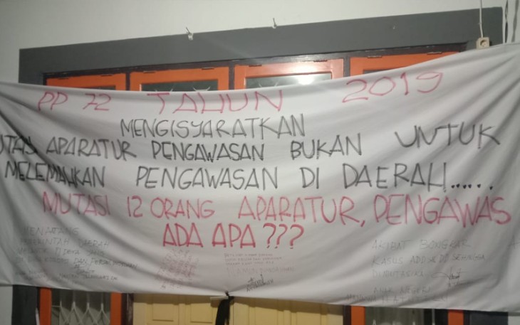 Spanduk yang dipasang di palang kantor Inspektorat SBB