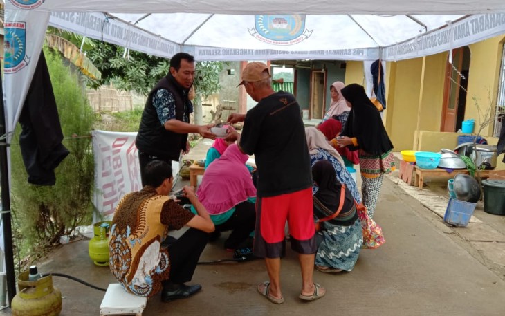 Babinsa Kademangan Monitor Dapur Umum