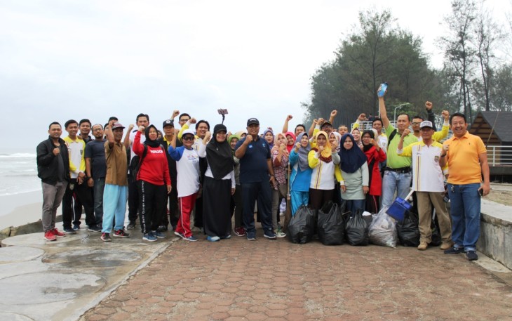 Foto Usai Melakukan Bersih Bersih Pantai Panjang 