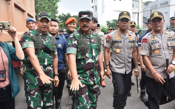 Dandim 0501/Jakarta Pusat BS Dampingi Panglima TNI dan Kapolri Serahkan Bantuan Bagi Warga Terdampak Banjir