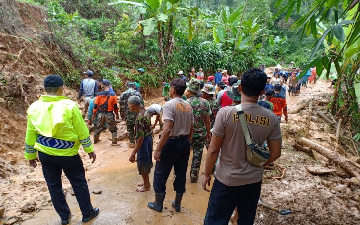 Personel TNI-Polri Bantu Masyarakat Bersihkan Material Longsor