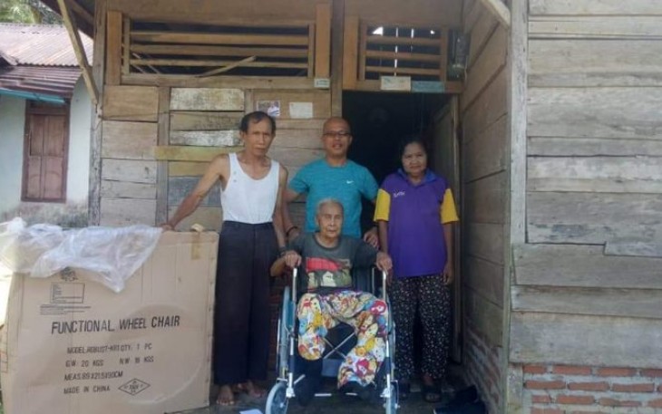 Bupati Bengkulu Selatan Gusnan Muyadi Beri Bantuan Kursi Roda Pada Warganya 