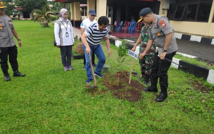 Sekretaris Daerah Yudhi Satria Dan Kapolres Bengkulu Selatan AKBP Dedi Nata Tanam Pohon Selatan 