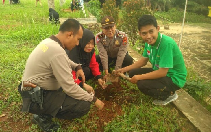 Kapolsubsektor Pagelaran Iptu Sudirman Tanam Pohon 