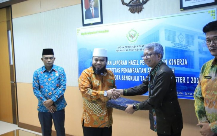 Wali Kota Helmi Hasan Menerima LHP Kinerja Efektifitas Pemanfaatan Aset Daerah Pada Pemerintah Kota Bengkulu Tahun 2017 Sampai Dengan Smester I Tahun 2019 Dari BPK 