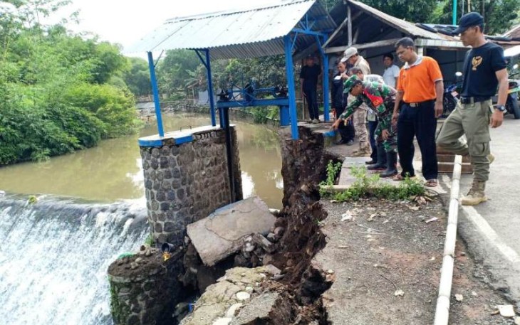 Tebing Pintu Air Bendungan Duta Sungai Laren Terancam Longsor