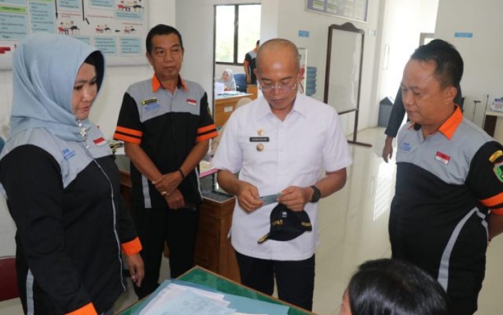 Bupati Bengkulu Selatan Gusnan Mulyadi Melakukan Sidak Pelayanan Dinas Dukcapil Bengkulu Selatan 