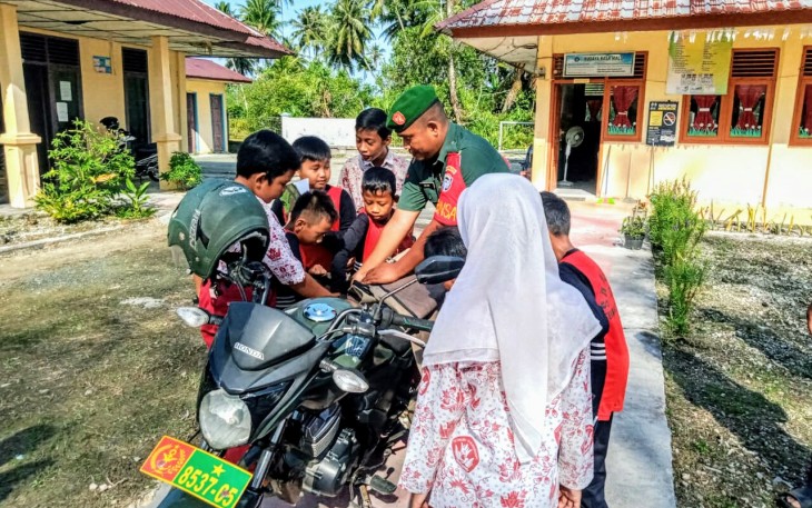 Babinsa Kodim 0115/Simeulue Laksanakan Perpustakaan Keliling Di Sekolah Dasar