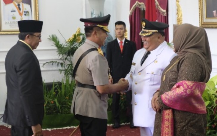 Kapolda Bengkulu Irjen Pol Supratman saat menyalami Wabup Rifa'i