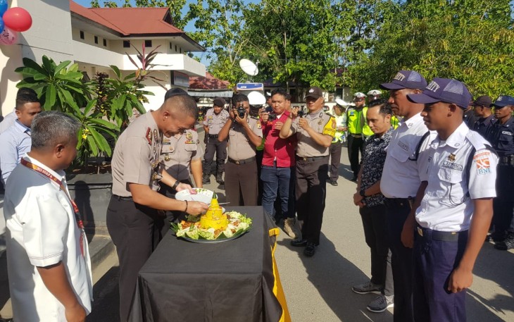 Kapolres SBB AKBP Bayu Tarida Butar Butar Potong Nasi Tumpeng Pada HUT Satpam ke 39.
