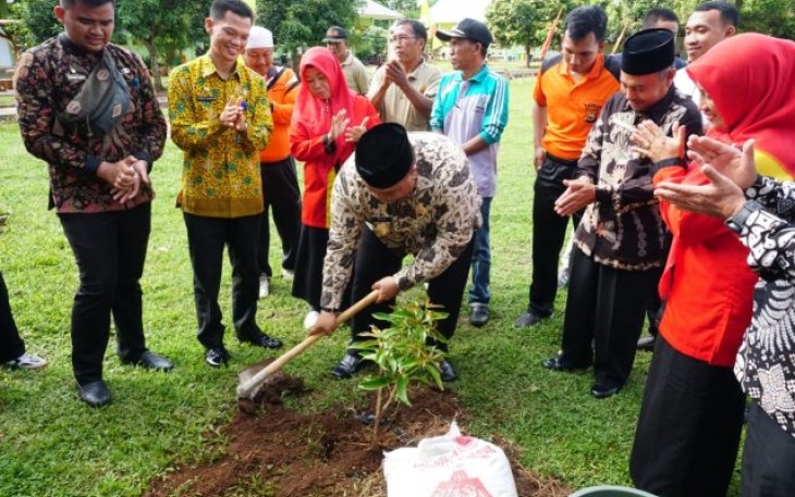 Wakil Bupati Bengkulu Selatan Rifai Menanam Pohon Dalam Peringatan HUT SMAN 6 Bengkulu Selatan 