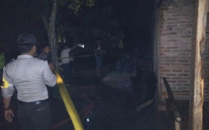 Anggota Polsek Pagelaran Sigap Tangani Insiden Kebakaran 