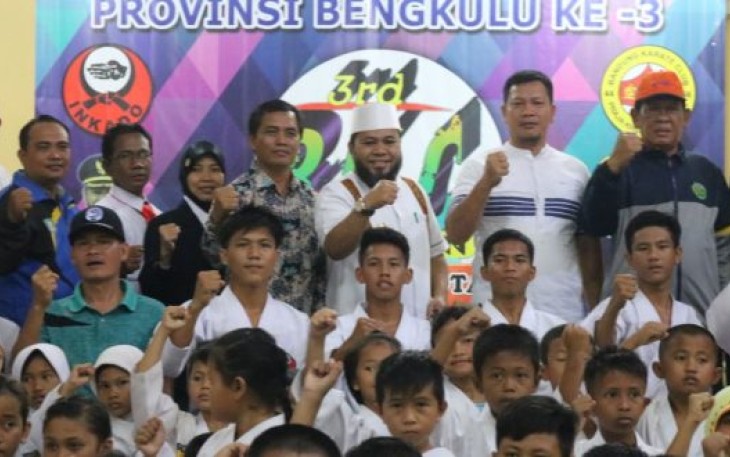 Wali Kota Helmi Hasan Foto Bersama 