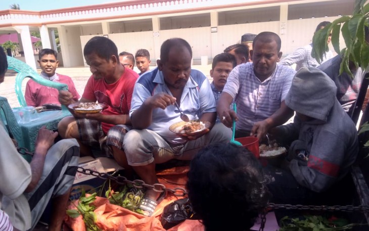 Sejumlah 7 warga penderita "Gangguan Mental" Lingkungan Kecamatan Samalanga Kabupaten Bireuen Yang Akan Diboyong ke RSJ RSUDZA Banda Aceh Oleh Inisiator Pemuda Boy, Singgah Sejenak Dan Tetap Berada Diatas Bak Mobil Untuk Mencicipi Menu Khenduri Maulidul Rasul Di Mesjid Al-Falah Namploh Sabtu 18 Januari 2020.