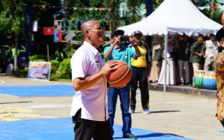 Bupati Bengkulu Selatan Gusnan Mulyadi Hadir Dalam Acara Opening Ceremony Duayu Top Cyber School Championship (DTCSC) LVI 2020 di Lapangan Basket SMAN 1 Bengkulu Selatan