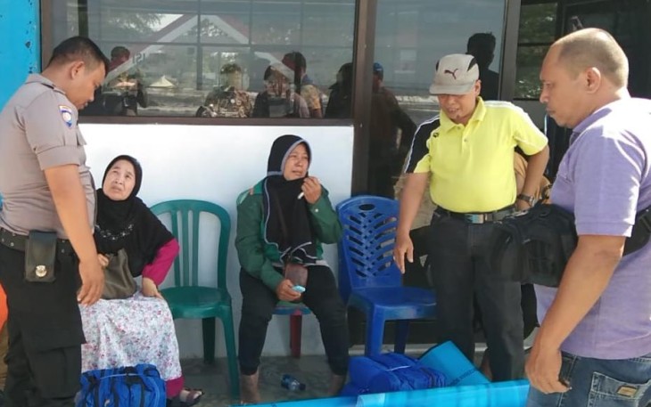 Ibu Korban Tenggelam Holtarina Sedang Menanti Anaknya di Pos Pengaman Pinggir Pantai 