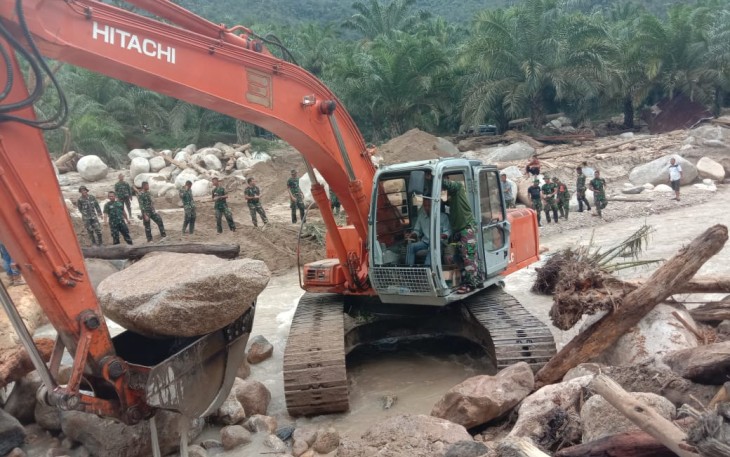 Pasca alat berat diturunkan untuk membuat akses jalan dan jembatan alternatif di Desa Hatapang