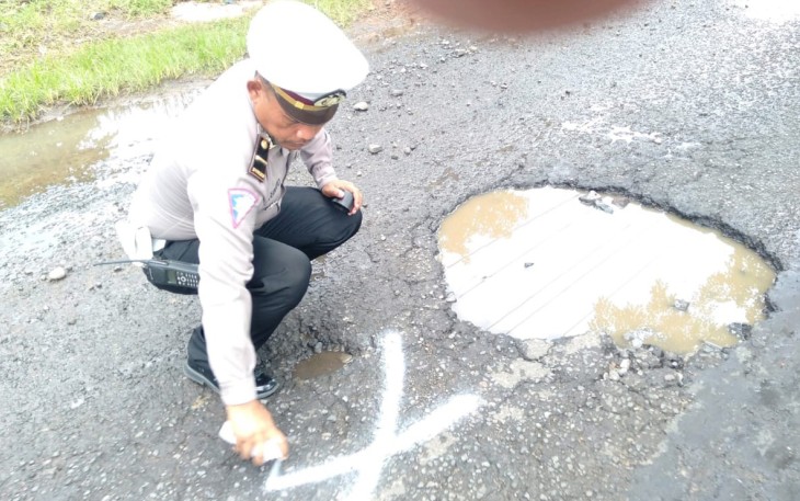 Satlantas Polres Batang Survei Jalan Rusak 