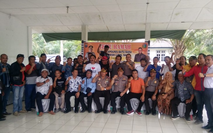 Kapolres Batu Bara AKBP Ikhwan Lubis SH MM berserta Jajarannya photo bersama dengan para Wartawan Media Cetak dan Online serta Elektronik.