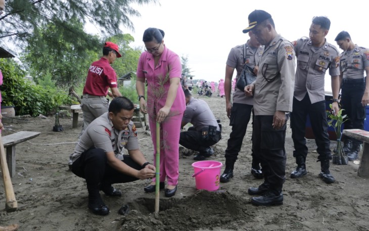 Polres Batang Tanam 2100 Bibit Pohon