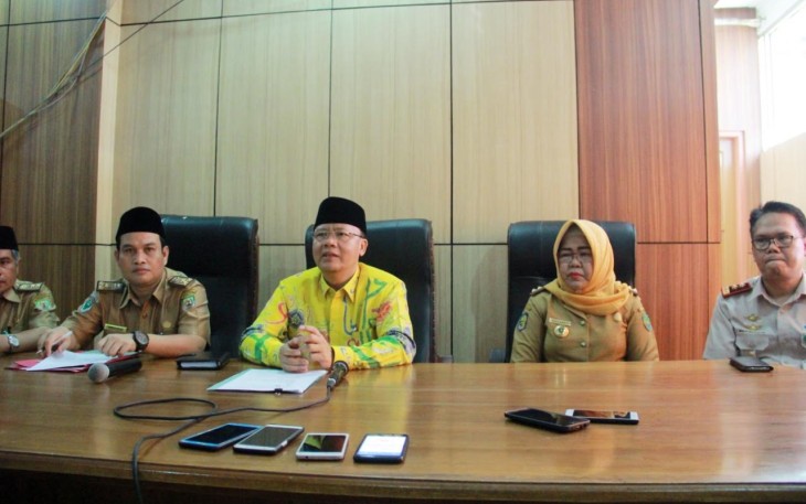 konferensi pers Gubernur Rohidin Mersyah