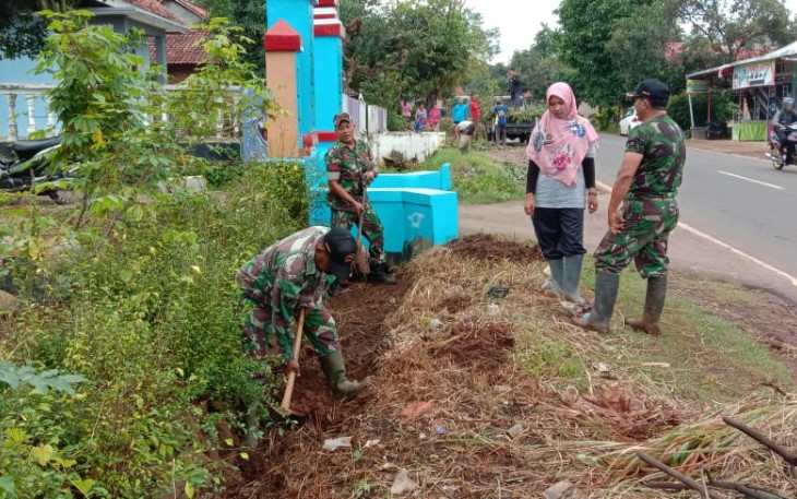 TNI AD Koramil 08/Wonotunggal Bersama Masyarakat Adakan Kerja Bakti