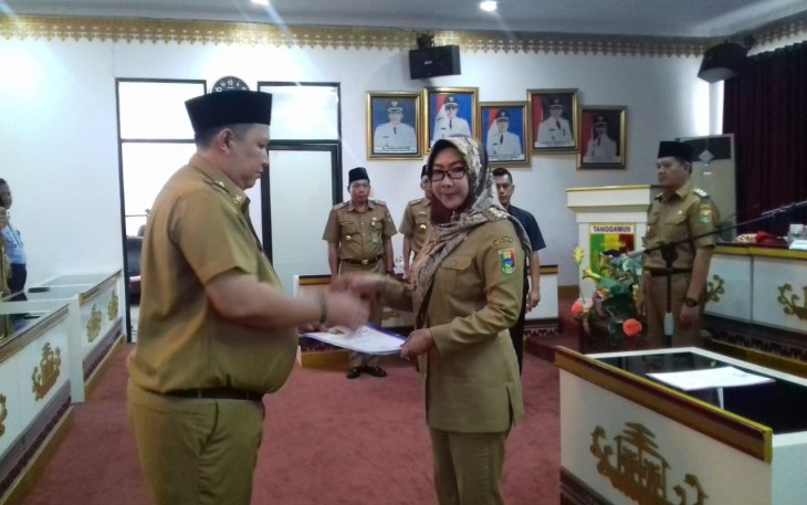 Kadisdukcapil (kiri) saat dilantik Bupati Tanggamus